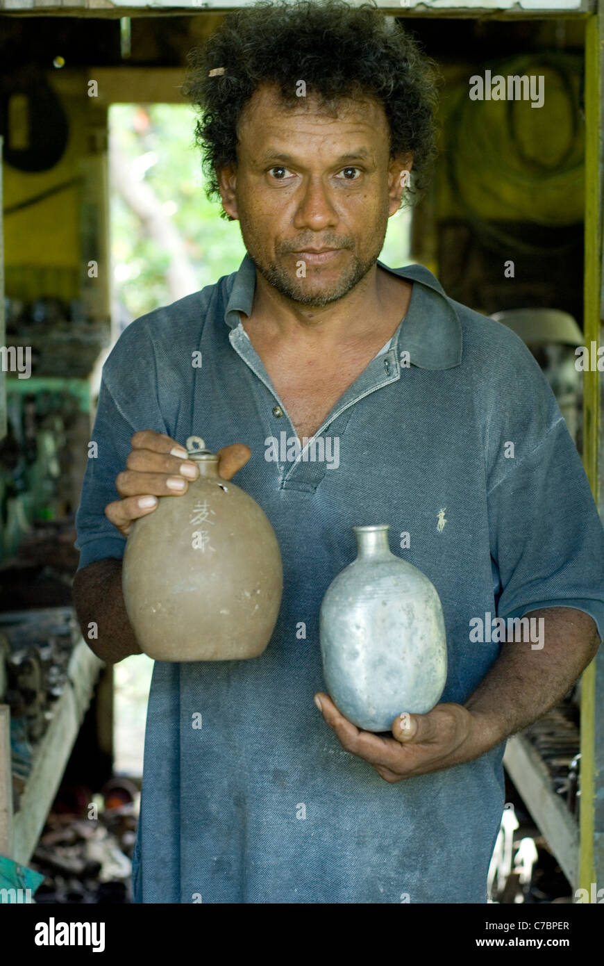 Alphy Barney Paulsen, Inhaber Peter Joseph Kriegsmuseum in Dunde, in der Nähe von Munda, Western Province, Salomonen Stockfoto