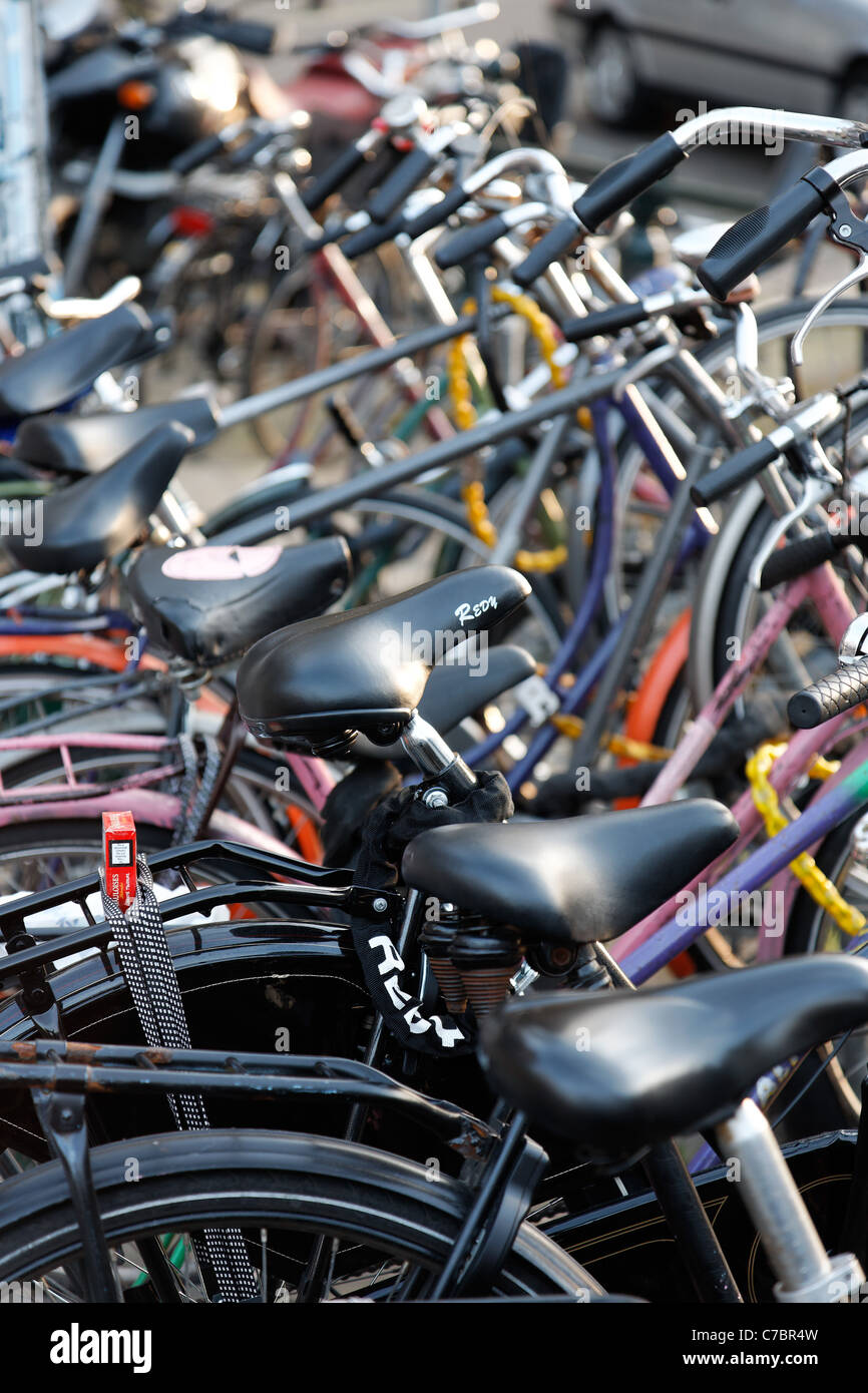 geparkte Fahrräder, Amsterdam, Niederlande, Europa Stockfoto