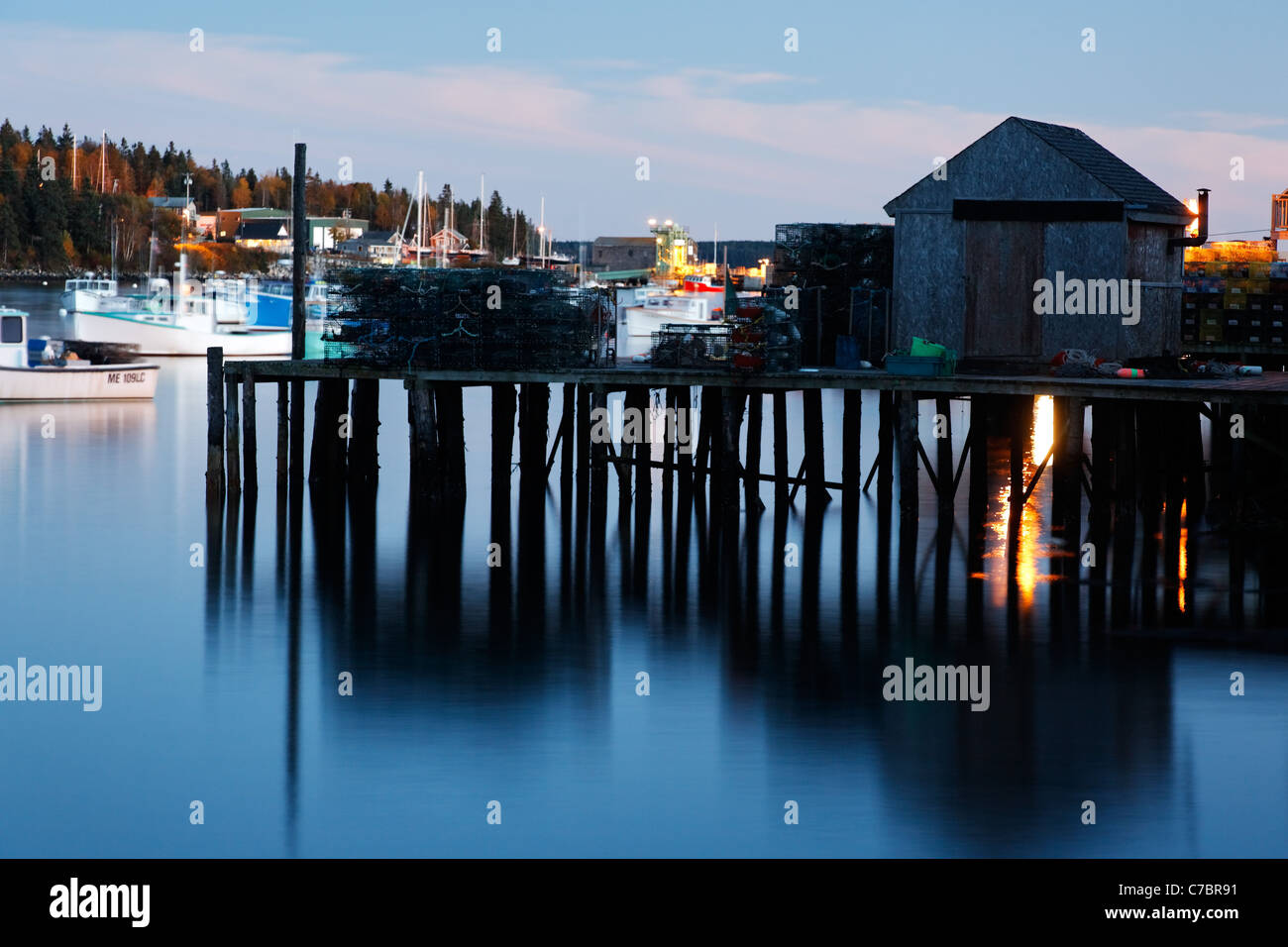 Angelsteg und Boote in der Abenddämmerung, Bernard, Tremont, Maine, USA Stockfoto