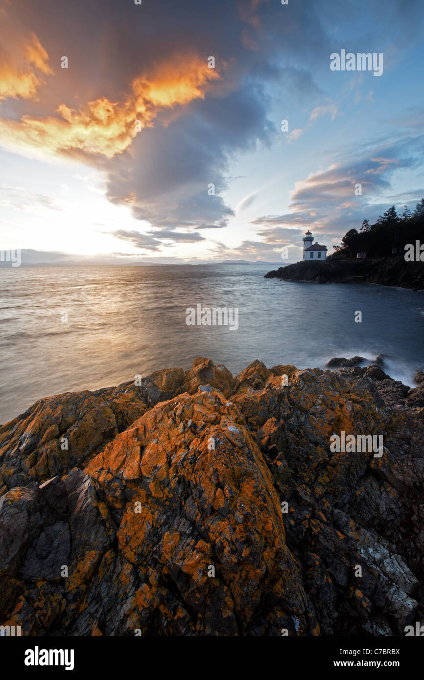 Lime Kiln Point Lighthouse und Felsenküste, Lime Kiln Point State Park, San Juan Island, Washington, USA Stockfoto