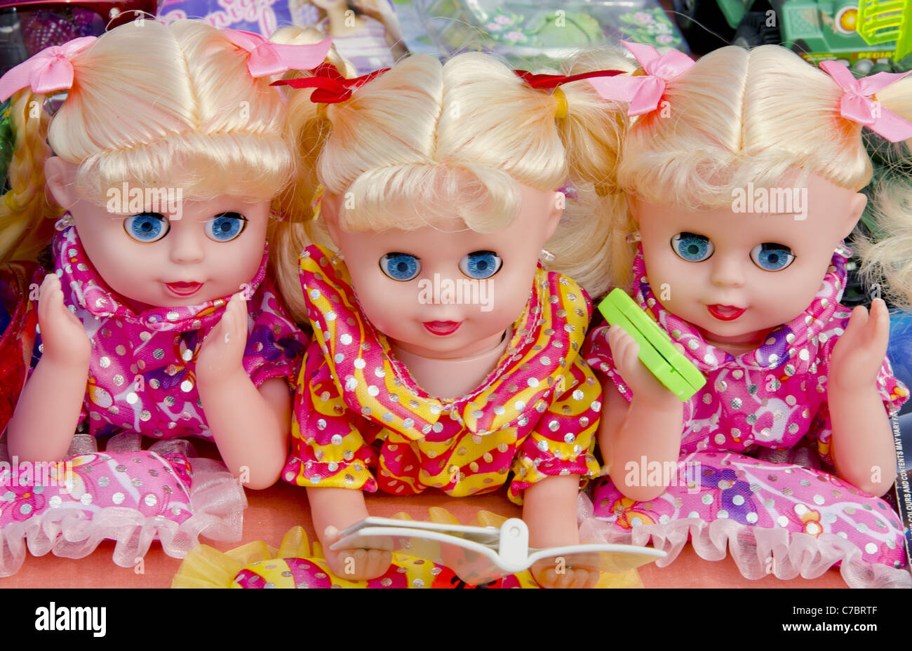 Triplett. Drei farbenfrohe Puppen verkauft auf Outdoor-Fair-Trade. Spielzeug für Kinder. Trinity. Stockfoto