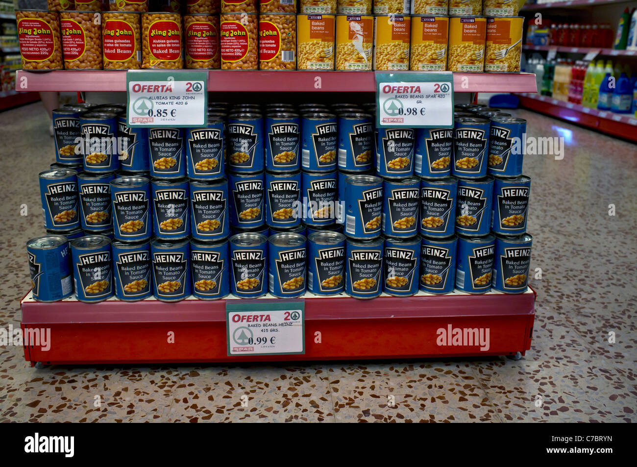 Heinz Baked Beans auf Verkauf im Spa Supermarkt, Menorca, Spanien Stockfoto