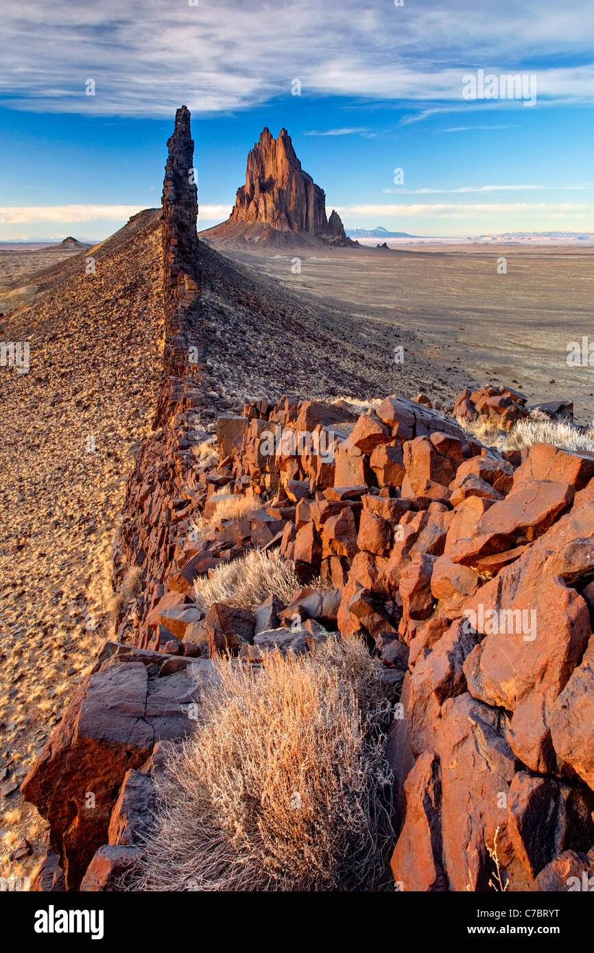 Shiprock Rock und schwarzen Deich Ridge, New Mexico, USA Stockfoto