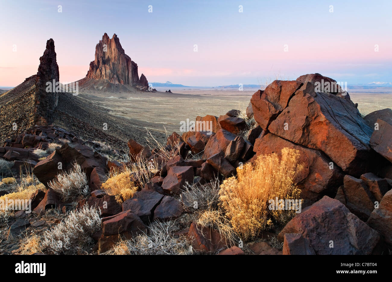 Shiprock Rock und schwarzen Deich Ridge, New Mexico, USA Stockfoto