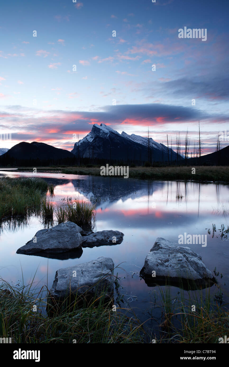 Entlang der Ufer von Vermillion Felsen, Seen, Banff Nationalpark, Kanadische Rockies, Alberta, Kanada Stockfoto