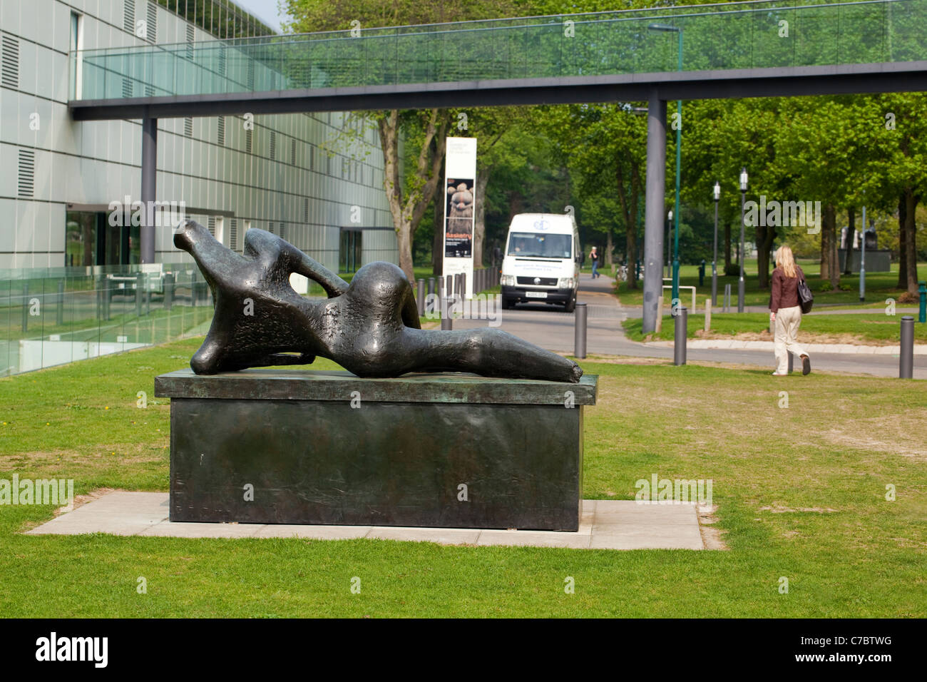 Skulptur "Liegende Figur" von Henry Moore. Sainsbury Centre, University of East Anglia, Norwich. England, UK. Stockfoto