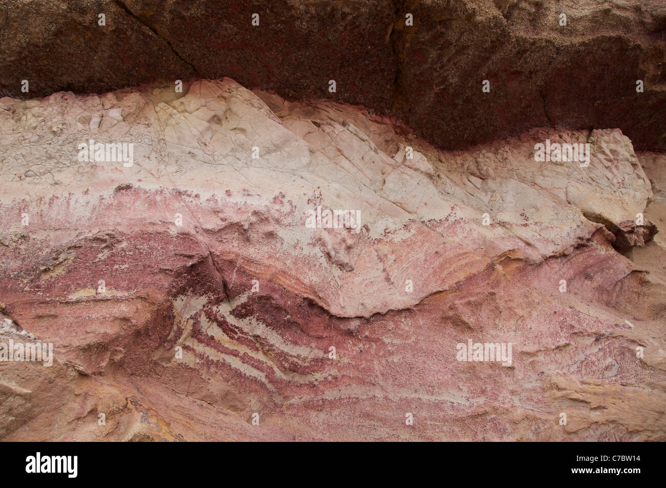 Die sedimentären Schichten der Wealden Betten, offenbart in der Unterkreide Klippen an der Worbarrow Bucht auf der Jurassic Coast. Dorset, England, Vereinigtes Königreich. Stockfoto