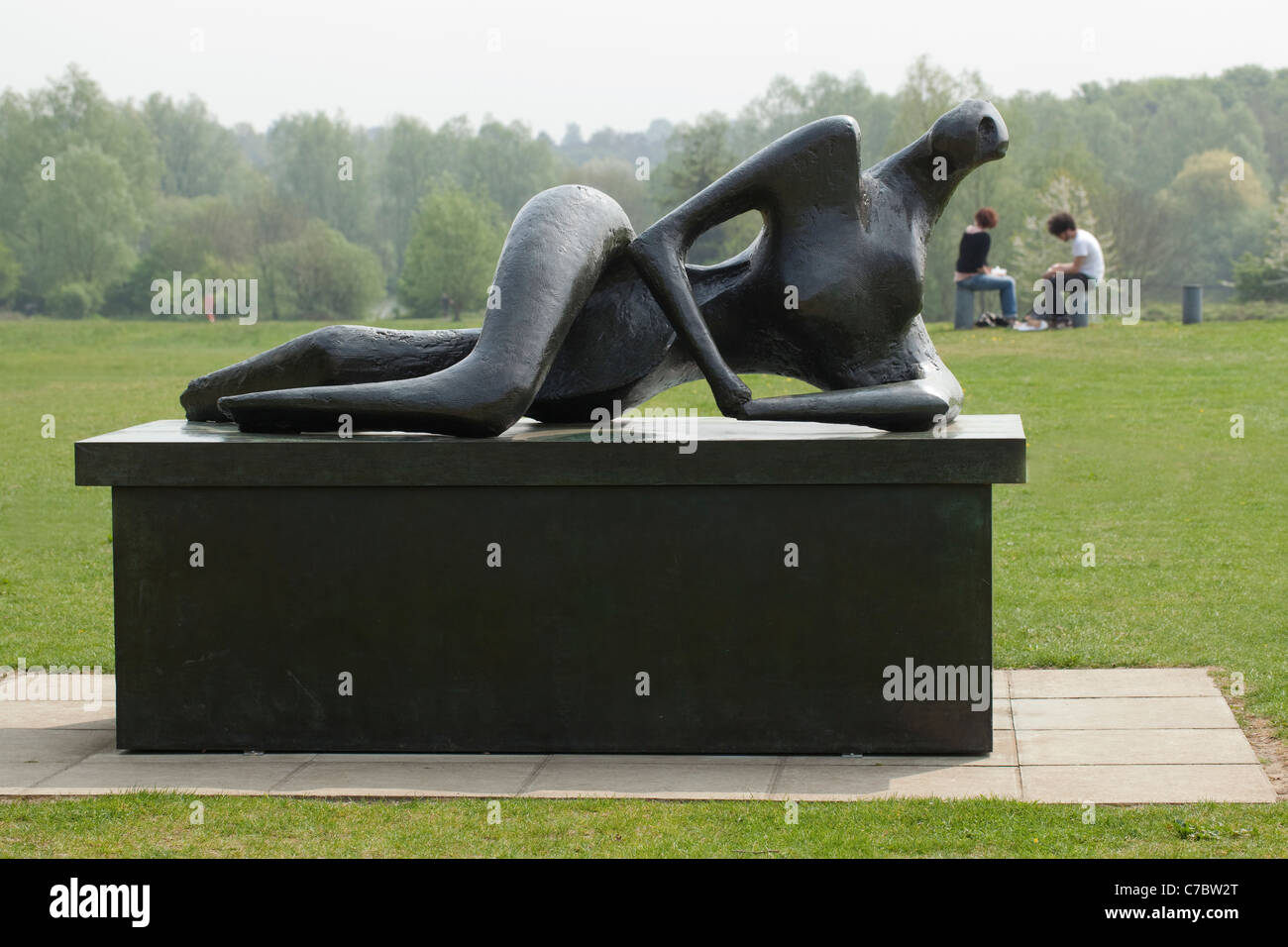 Skulptur von Henry Moore - "Liegende Figur". Außerhalb des Sainsbury Centre. University of East Anglia, Norwich. Norfolk. Stockfoto