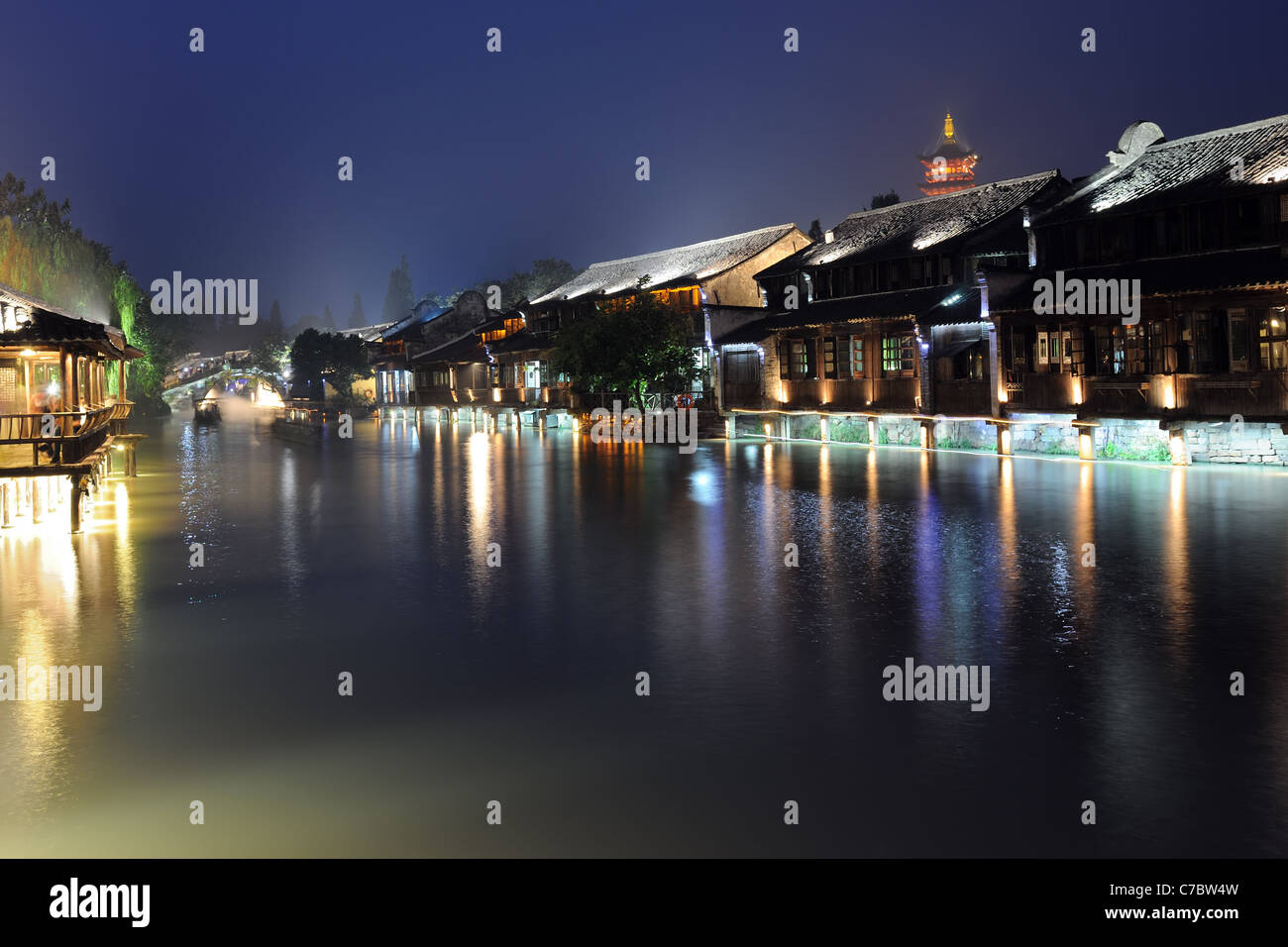 Nachtaufnahme des traditionellen Gebäude in der Nähe des Flusses in Wuzhen Stadt, Provinz Zhejiang, China Stockfoto