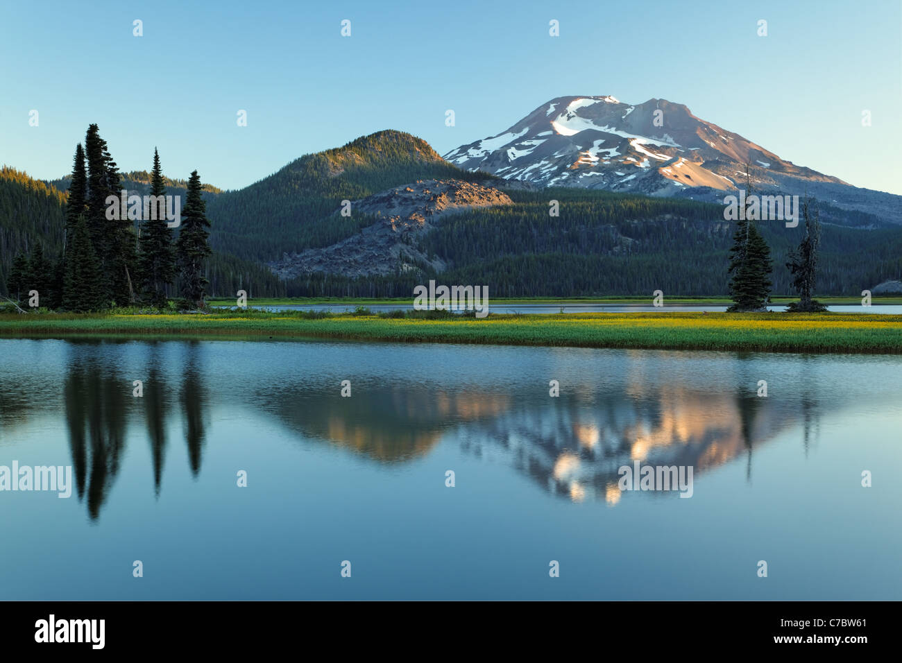 South Sister spiegelt sich in Sparks Lake in der Morgendämmerung, Cascade Lakes Scenic Byway, Oregon, USA, Nordamerika Stockfoto