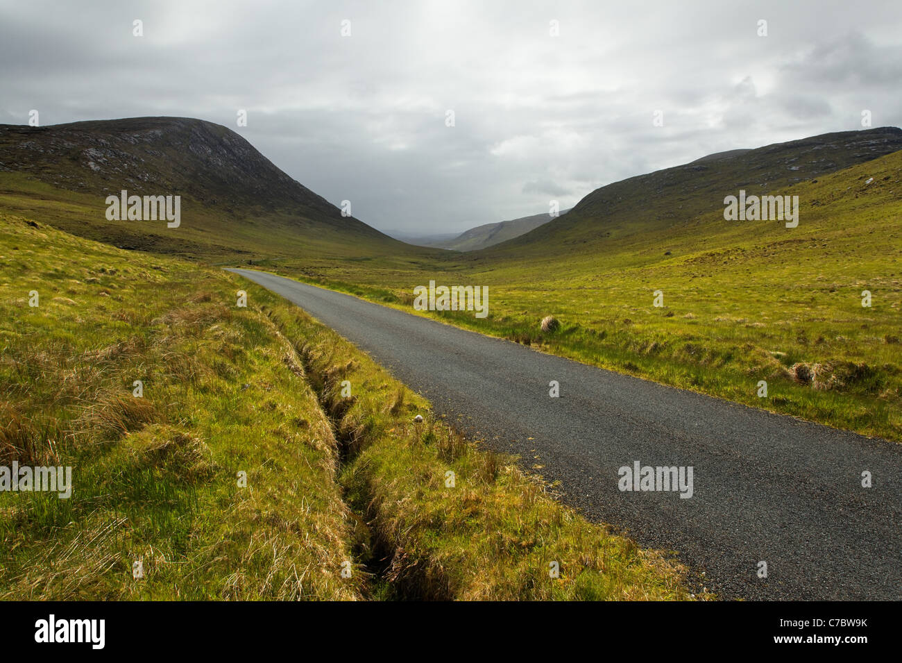 Straße durch Glenveagh Nationalpark Landschaft, Glendowanbeg, Glendowan, County Donegal, Irland Stockfoto