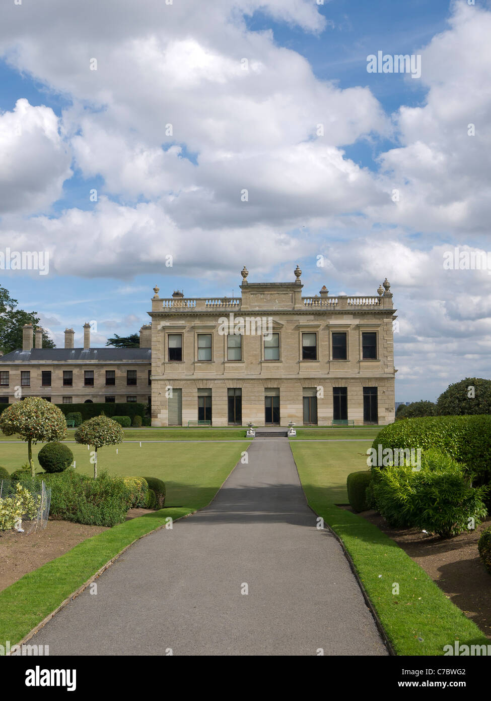 Die Westseite des Brodsworth Hall vom Garten aus gesehen Stockfoto