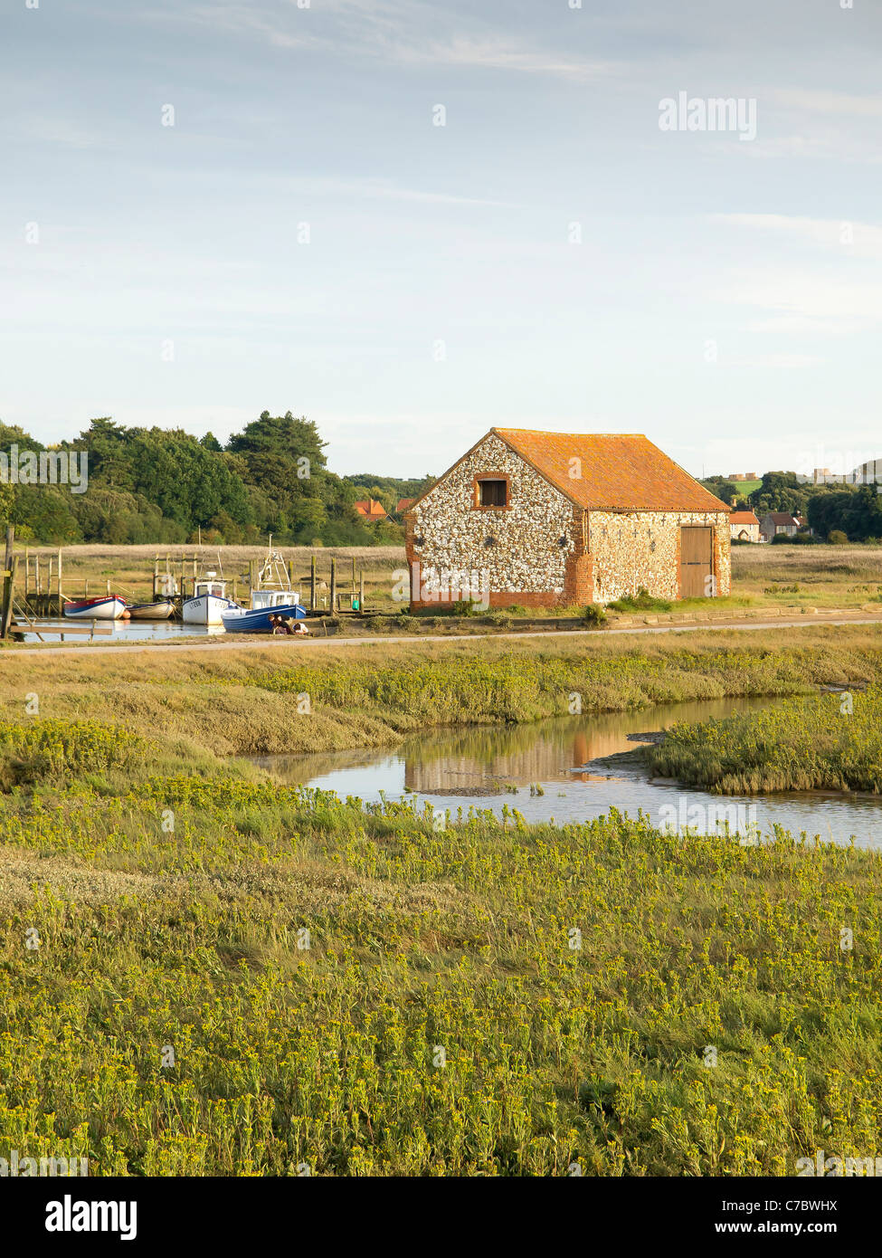 Dornweiler Dorf mit der alten Kohle-Scheune gesehen von der Holme Nature Reserve Norfolk im Abendlicht Stockfoto