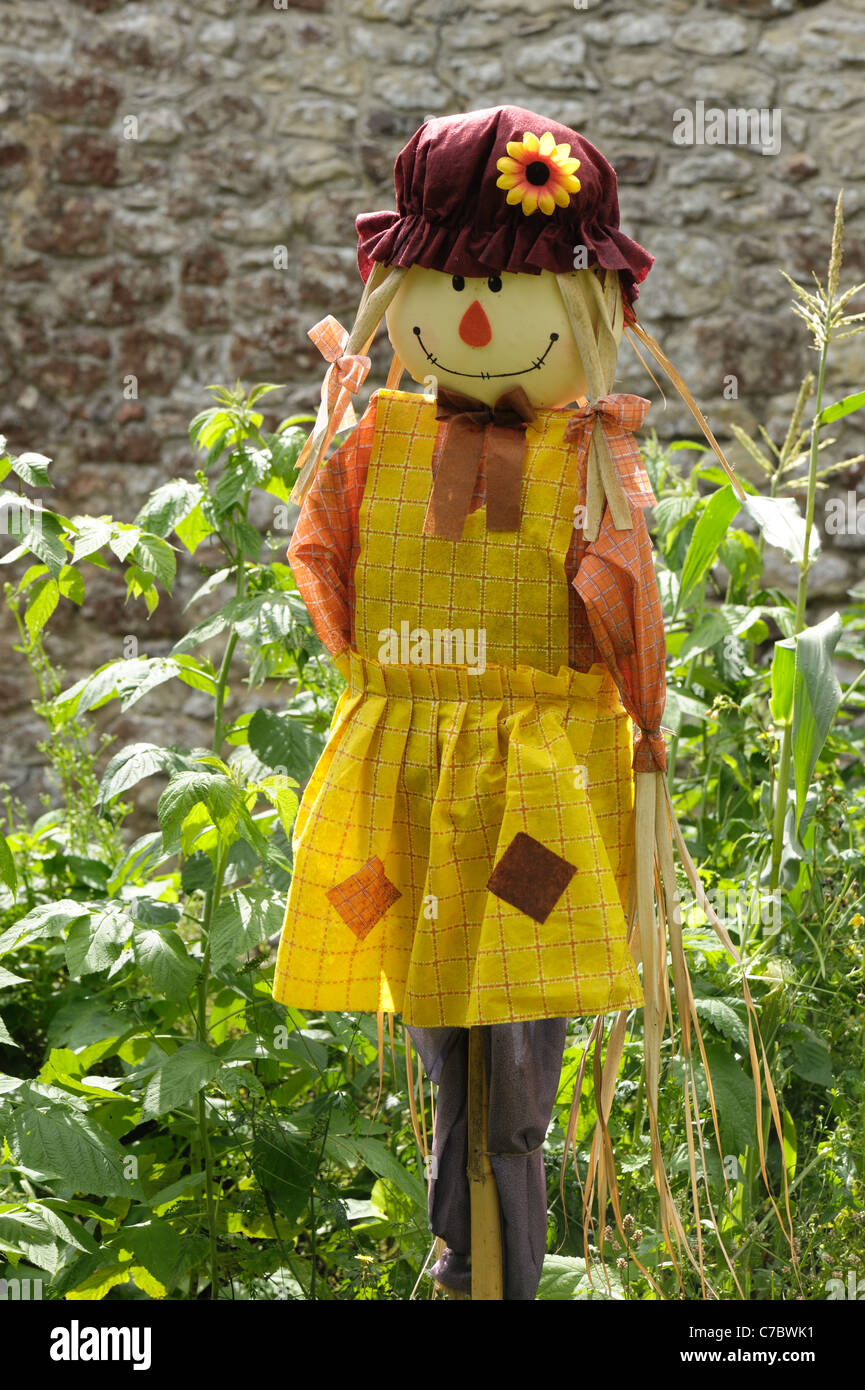 Weibliche Dame Vogelscheuche verkauft für den Einsatz auf Kleingärten, Gemüse- und Obstgärten Stockfoto