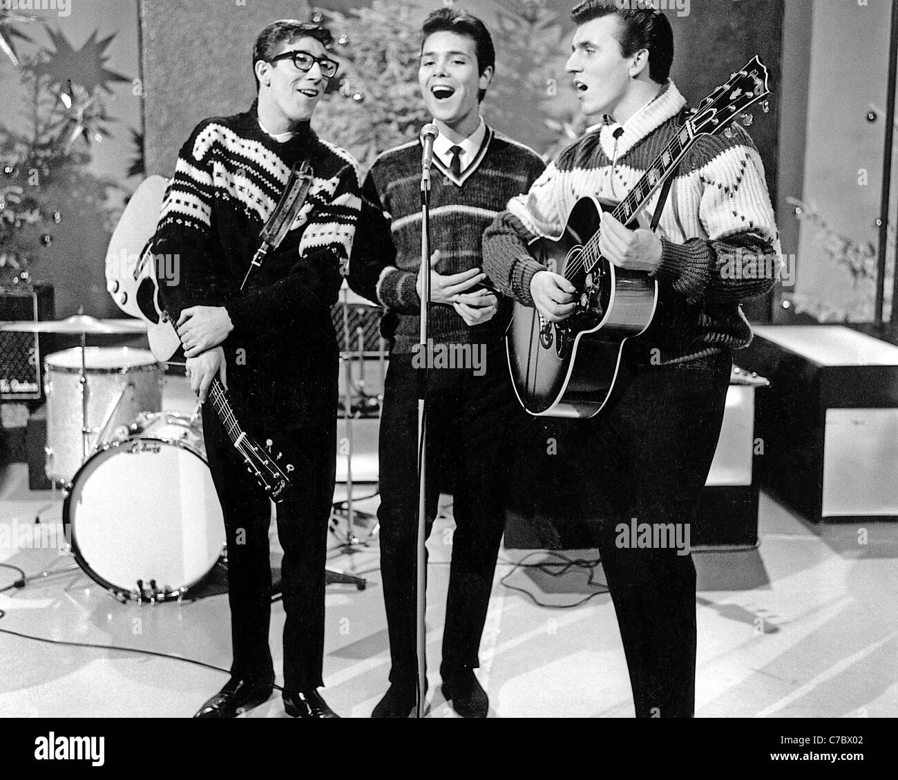 CLIFF RICHARD (Mitte) mit Hank Marvin auf der linken Seite und Bruce Welch auf UK TV anzeigen Weihnachten Tarif auf 6. Dezember 1962 Stockfoto