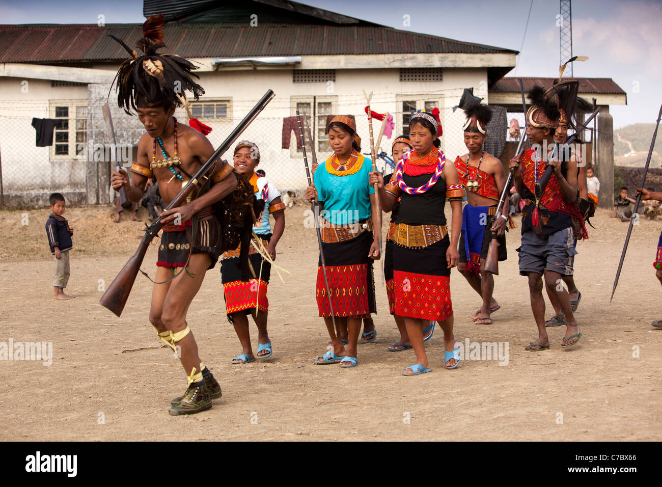 Indien, Nagaland, Longwa, Konyak Naga Krieger und tanzenden Frauen in traditioneller Tracht Stockfoto