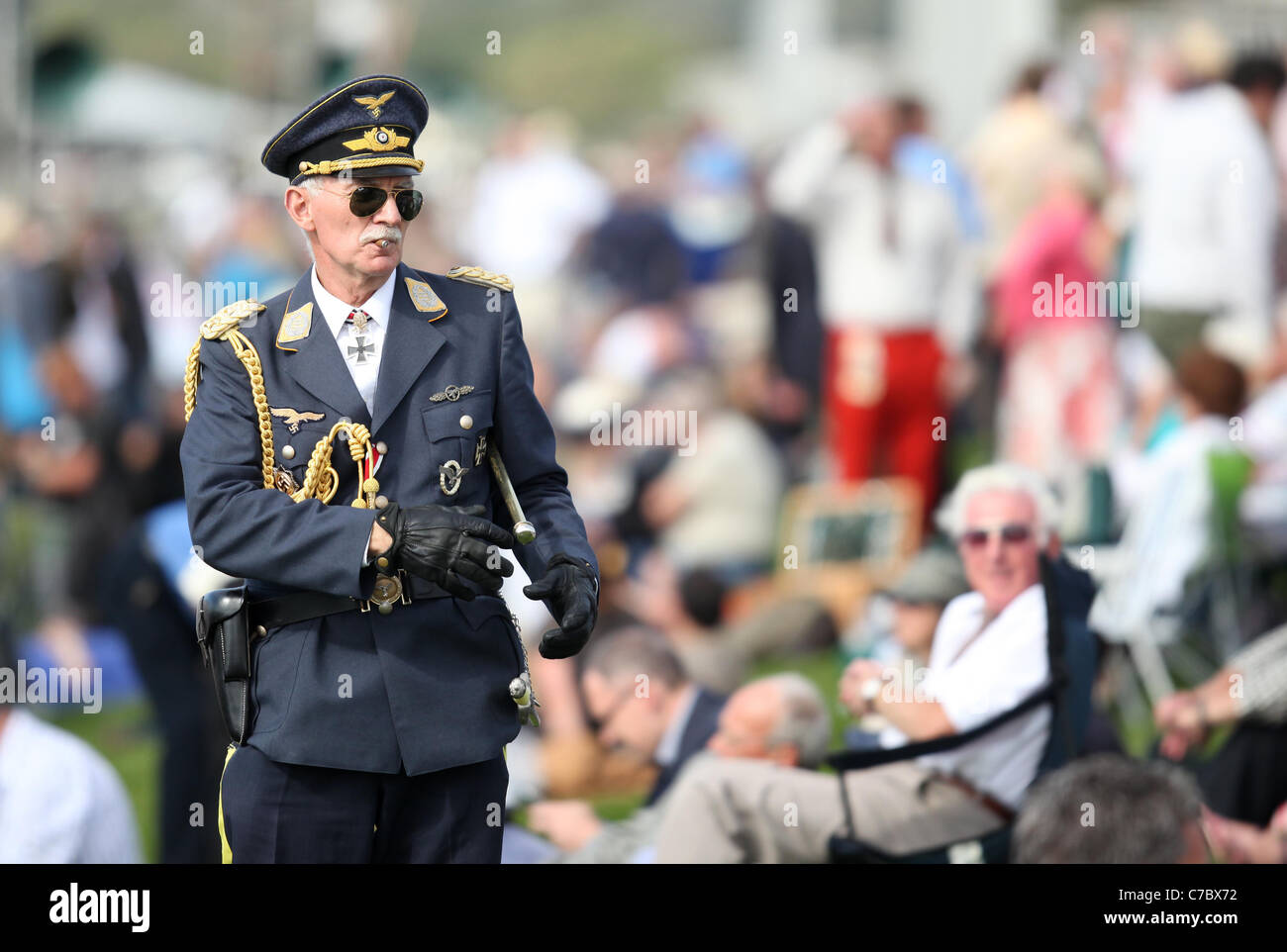 Mann gekleidet in deutsche militärische Uniform auf dem Goodwood Revival Meeting 2011. Bild von James Boardman. Stockfoto