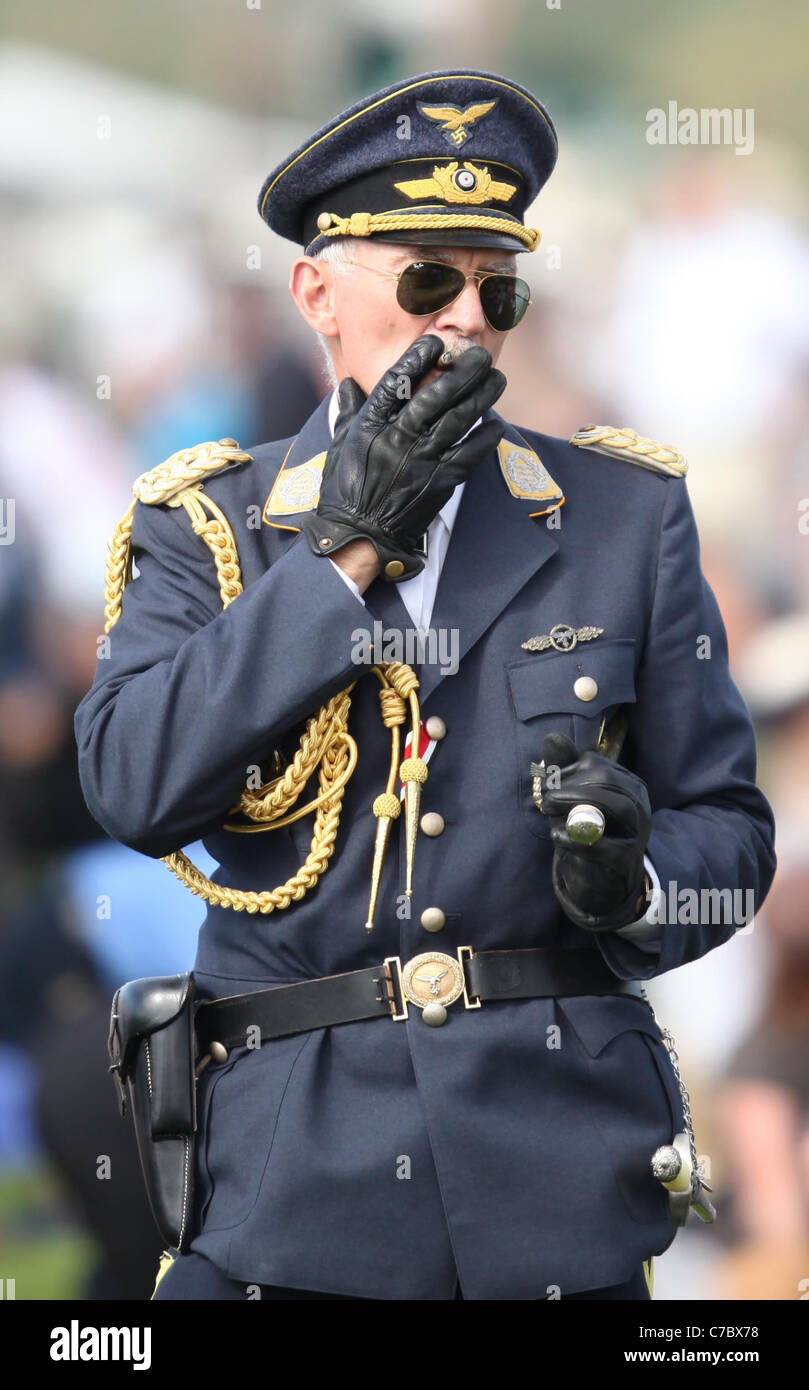 Mann gekleidet in deutsche militärische Uniform auf dem Goodwood Revival Meeting 2011. Bild von James Boardman. Stockfoto
