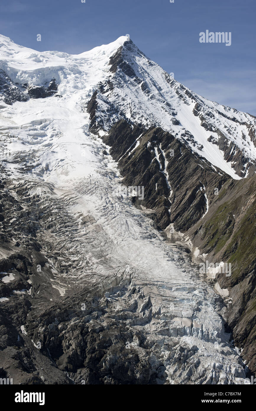 LUFTAUFNAHME. Aiguille du Gouter Peak (3863 m) und Taconnaz-Gletscher. Chamonix Mont-Blanc, Haute-Savoie, Auvergne-Rhône-Alpes, Frankreich. Stockfoto