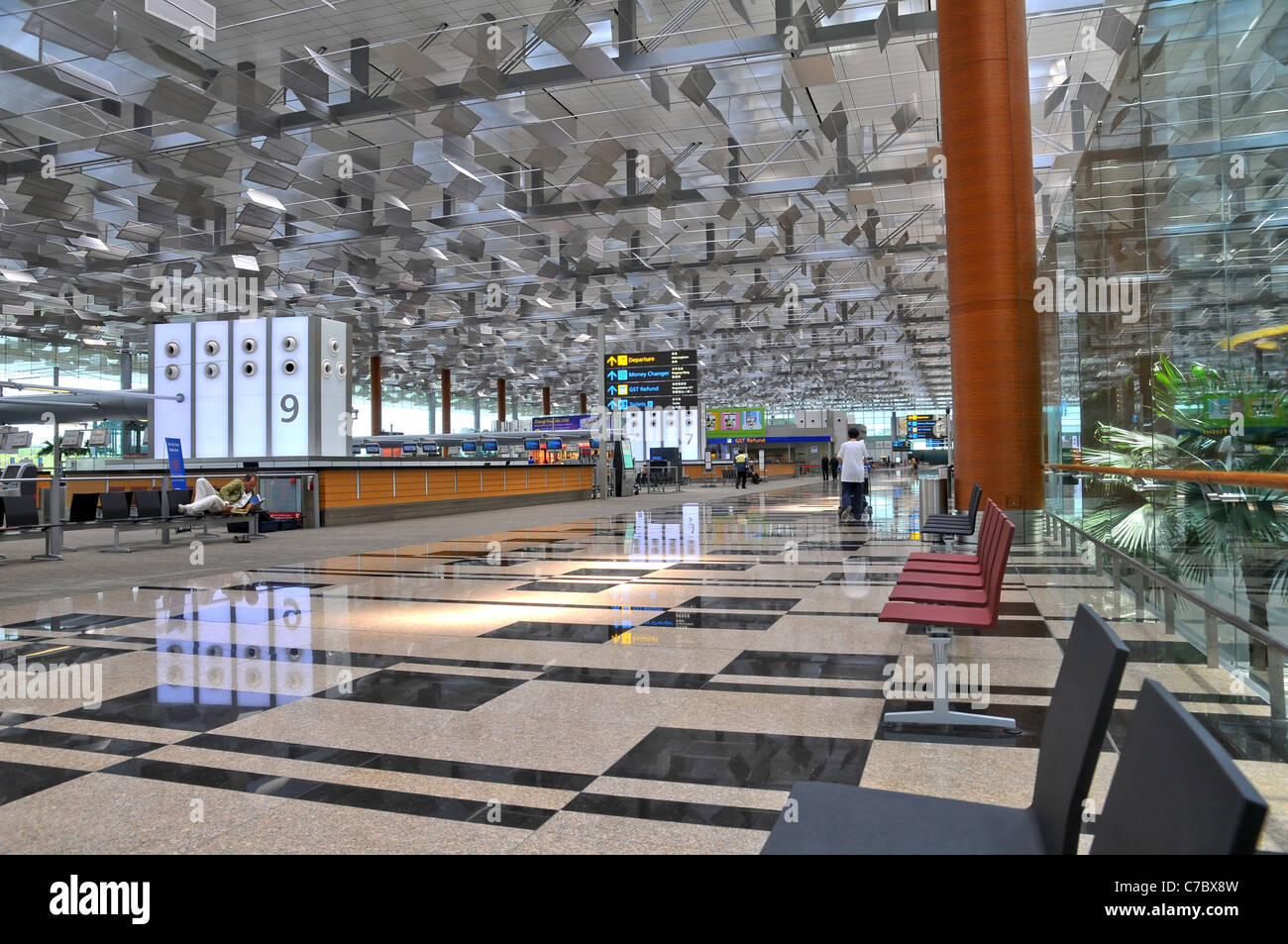 Singapore Changi Airport Terminal 3 - Architektur Details - Passagiere Wandern und entspannen im Abflugbereich Stockfoto