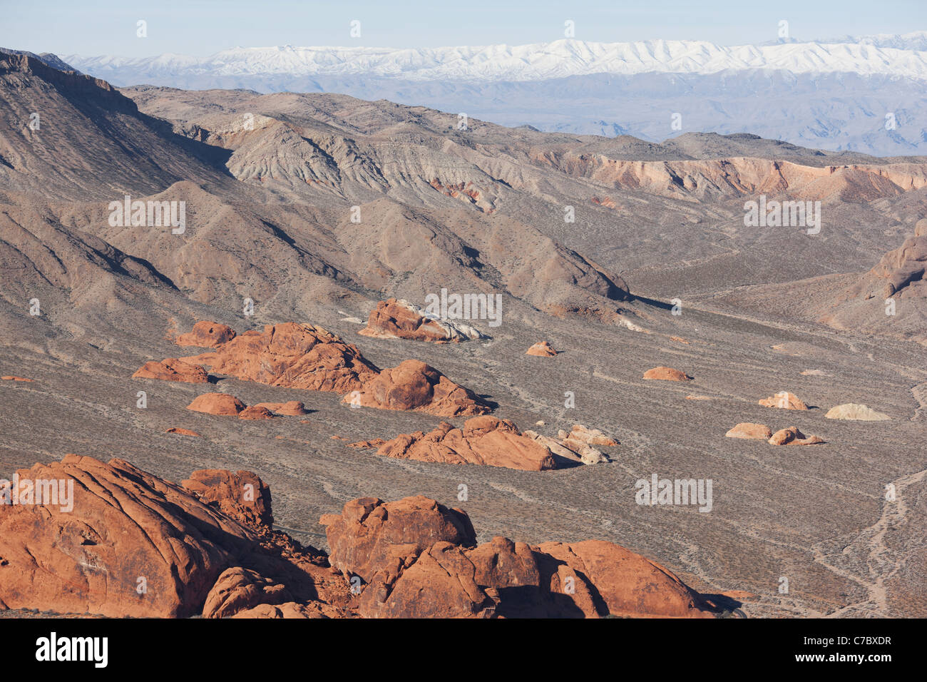 LUFTAUFNAHME. Rote Sandsteinfelsen in der Mohave-Wüste. Valley of Fire State Park, Clark County, Nevada, USA. Stockfoto