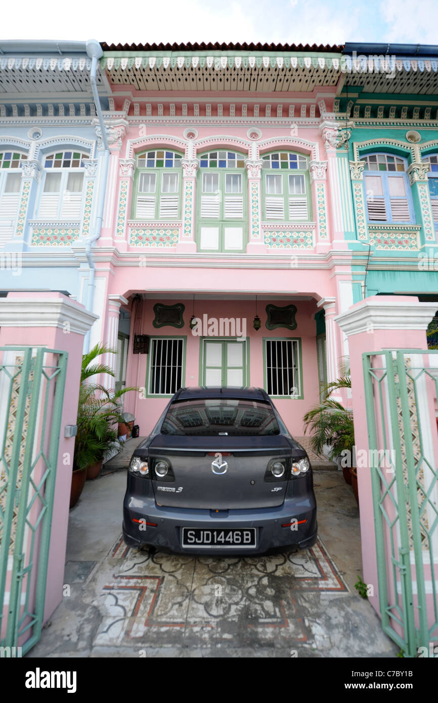 Modernes Auto außerhalb der traditionellen Haus im Wohngebiet Conservation Area Joo Chiat, Singapur geparkt Stockfoto