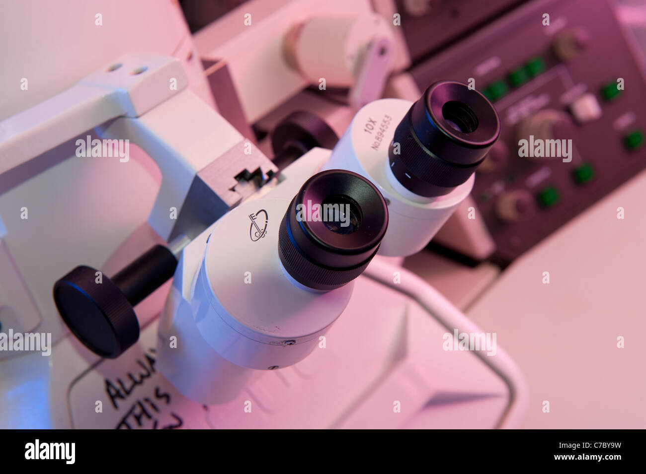 Elektronen-Mikroskop in einem wissenschaftlichen Labor Stockfoto