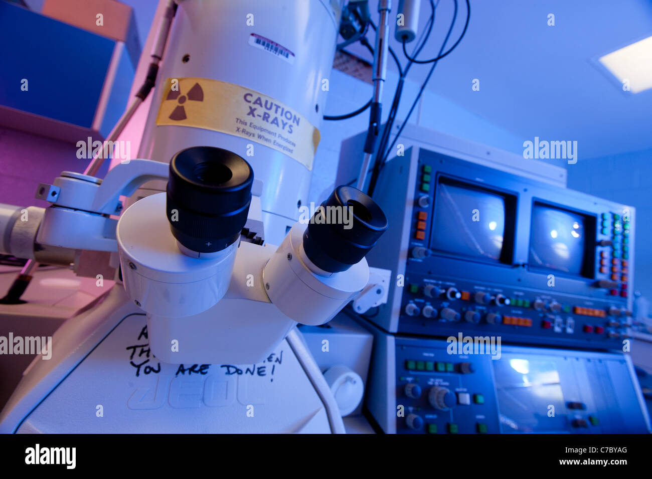 Elektronen-Mikroskop in einem wissenschaftlichen Labor Stockfoto