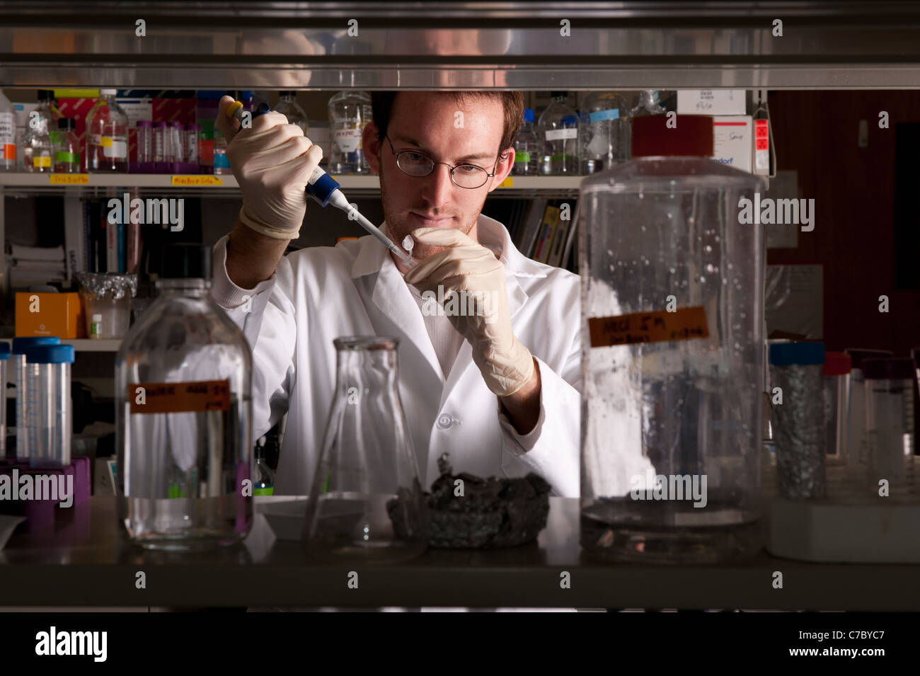 Wissenschaftler, die Durchführung von Experiment im Labor Stockfoto