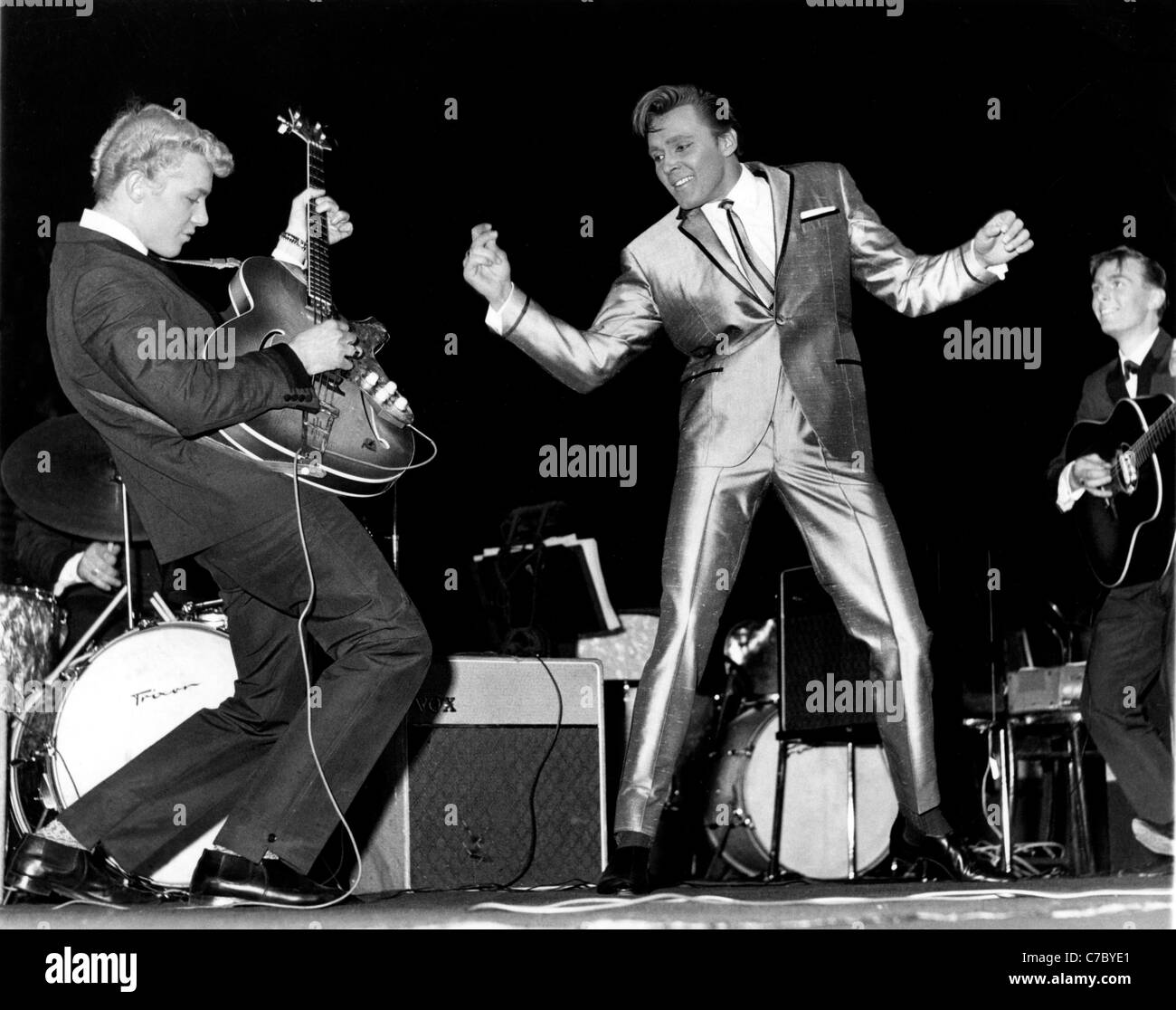 BILLY FURY - UK-Pop-Sängerin mit Heinz Burt (links) und die Tornados am 1962 Poll Gewinner Konzert im Wembley-Stadion. Stockfoto