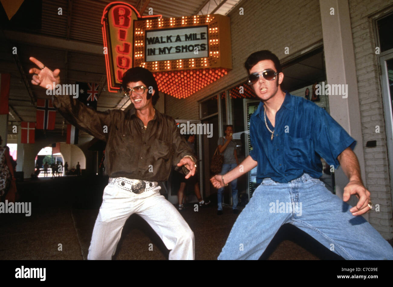 Elvis Presley Imitatoren schlagen eine Pose vor dem Bijou-Theater anlässlich des Jahrestages des Todes Stockfoto