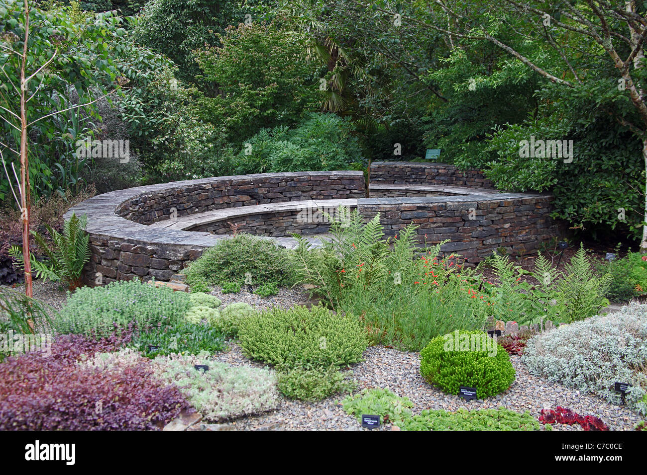 Halbrunde gartenbank Fotos und Bildmaterial in hoher Auflösung Alamy