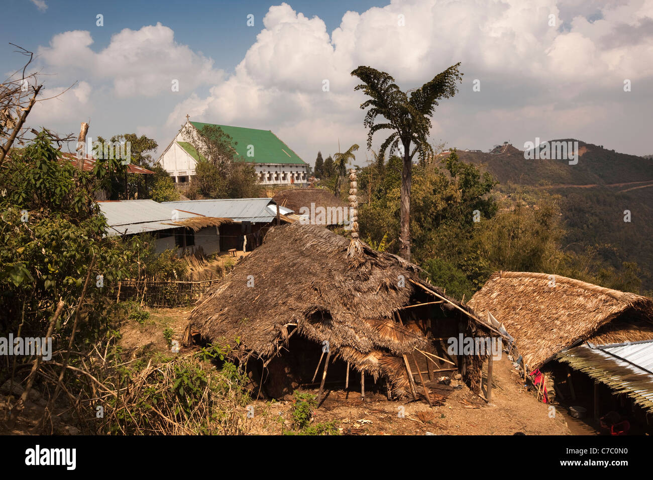 Indien, Nagaland, Longwa, Konyak Naga Village, strohgedeckten natürlich traditionelles Gebäude mit eingestürzten Dach Stockfoto