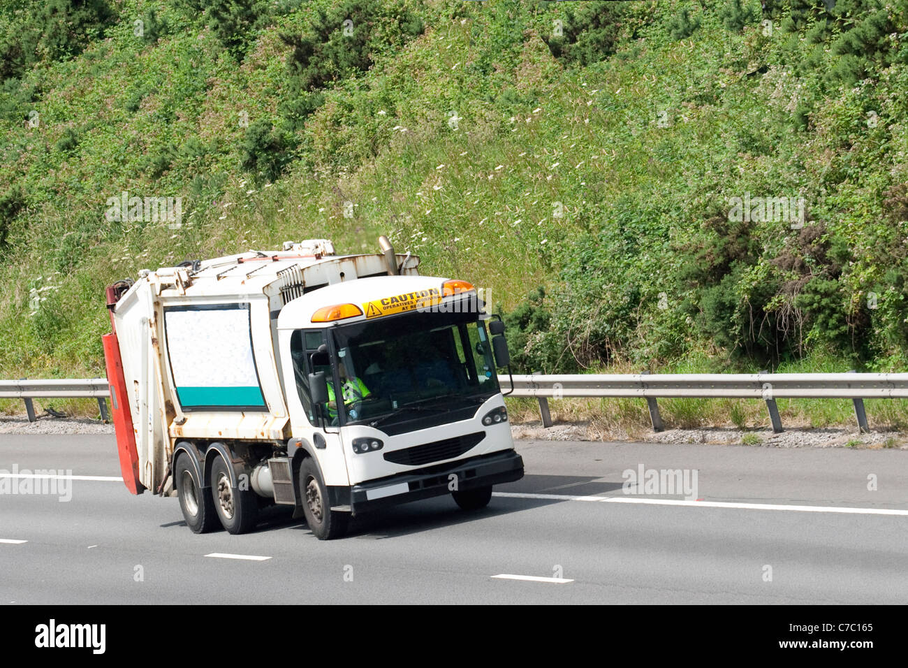 Tanker-LKW oder LKW auf Straße oder Autobahn Stockfoto