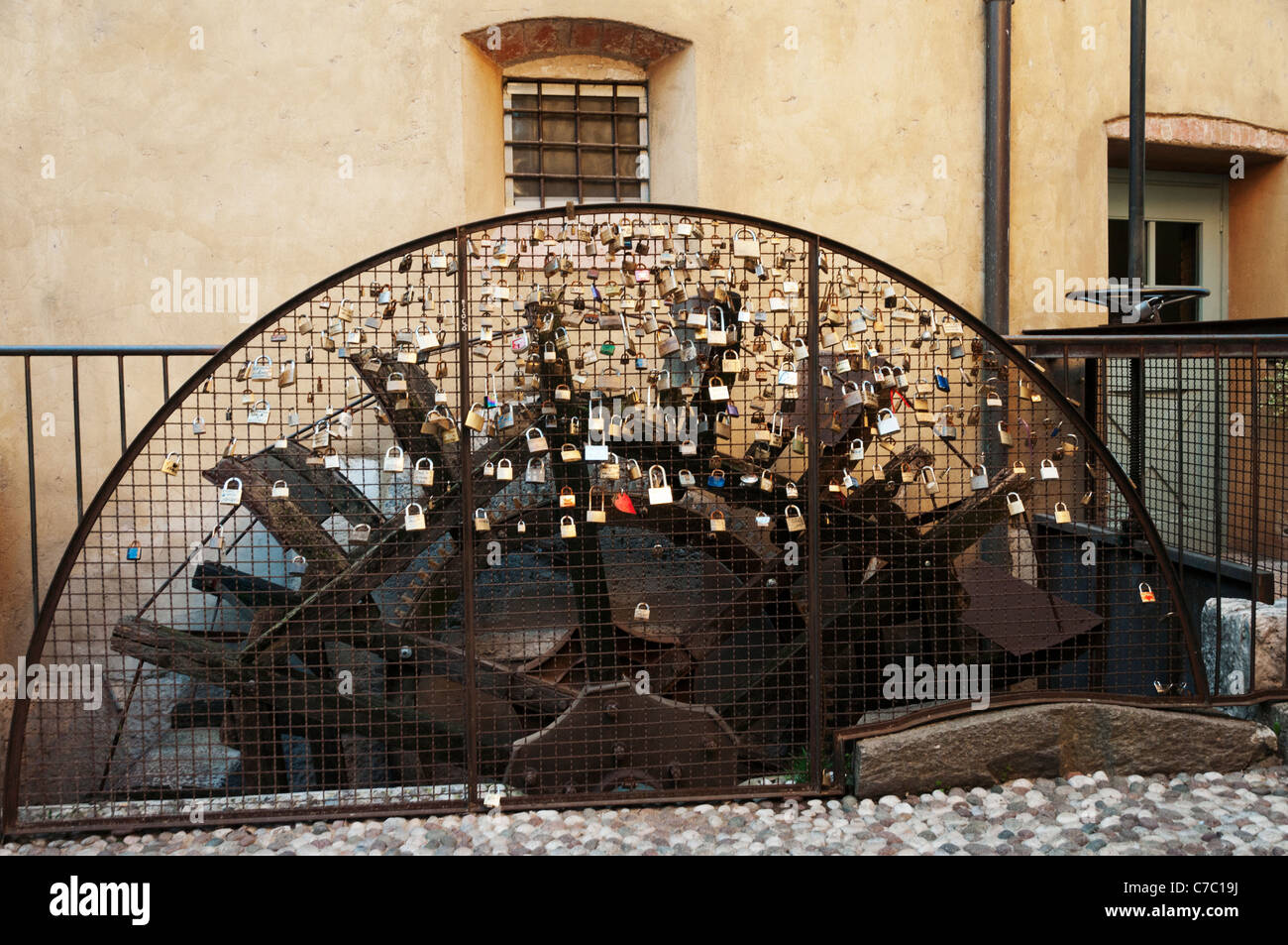 Metallgitter zum Schutz eines alten Wasserrad fällt in Vorhängeschlösser mit Nachrichten der ewigen Liebe und Hingabe, Borghetto Italien Stockfoto