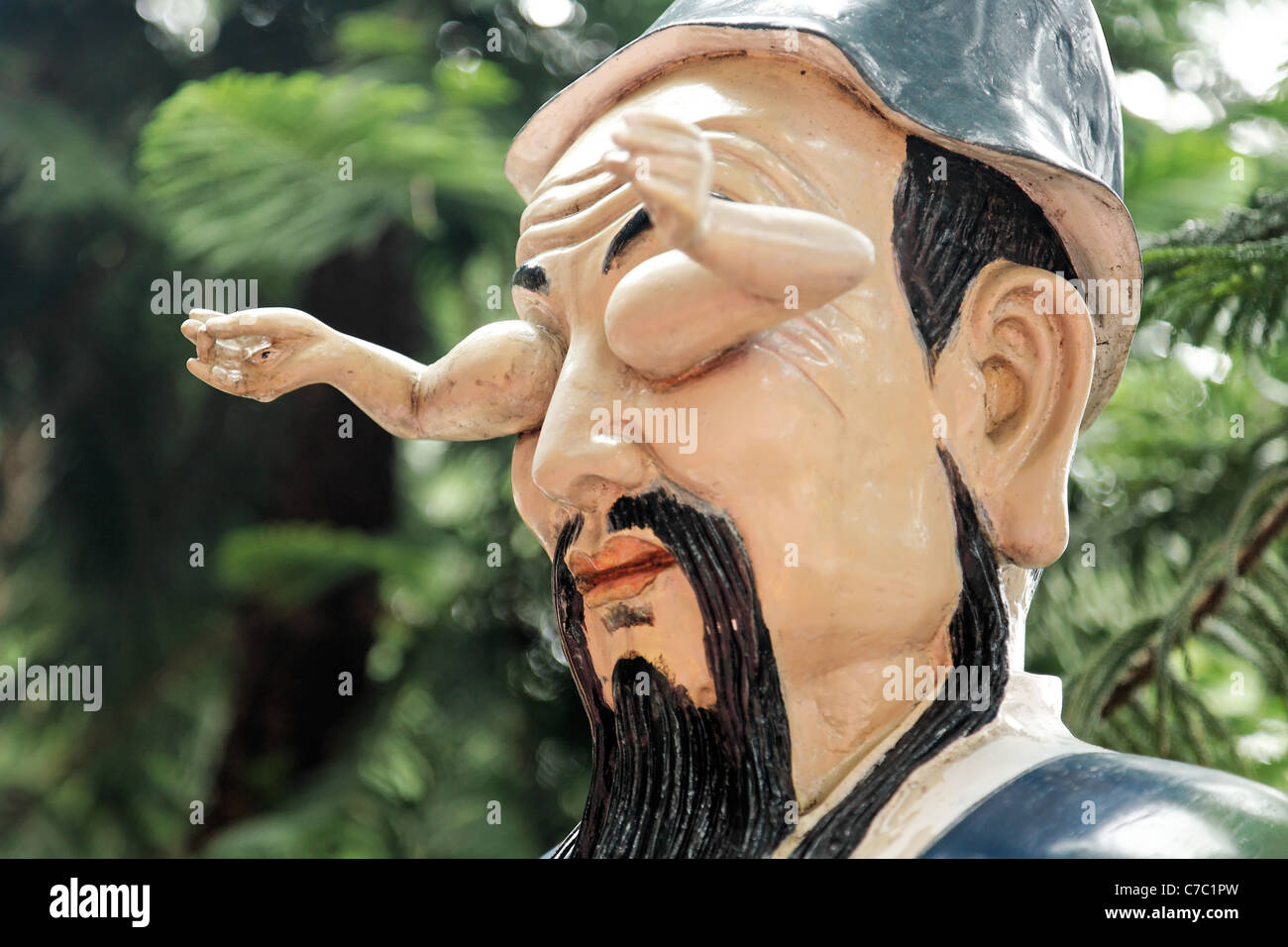 Statue eines Mannes mit Armen aus seinen Augenhöhlen Weg zu zehn tausend Buddhas, Sha Tin, Hong Kong SAR, China Stockfoto
