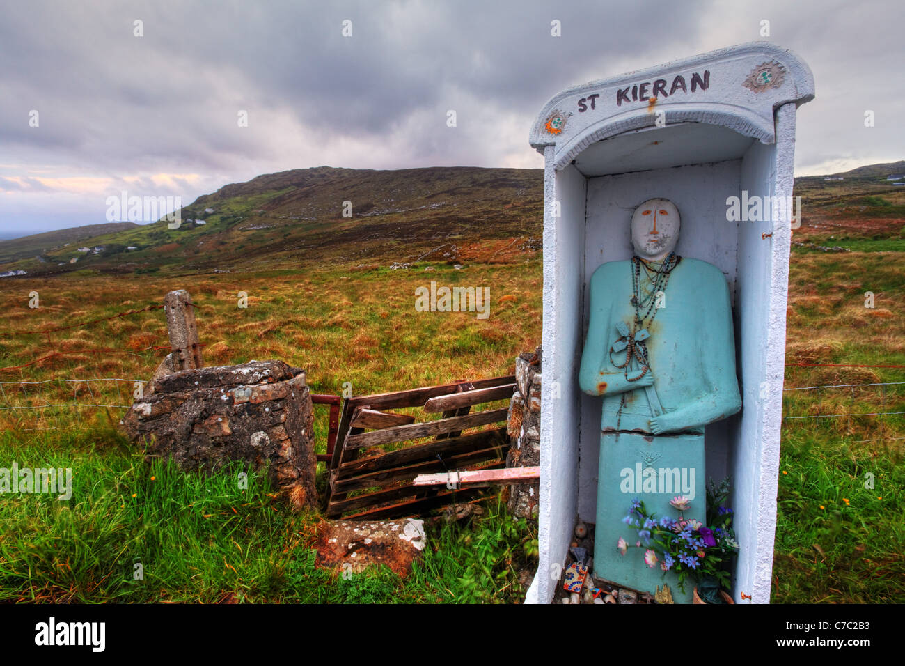 St.Ciaran des Heiligen auch in der irischen Landschaft, Glencolmcille, County Donegal, Irland Stockfoto