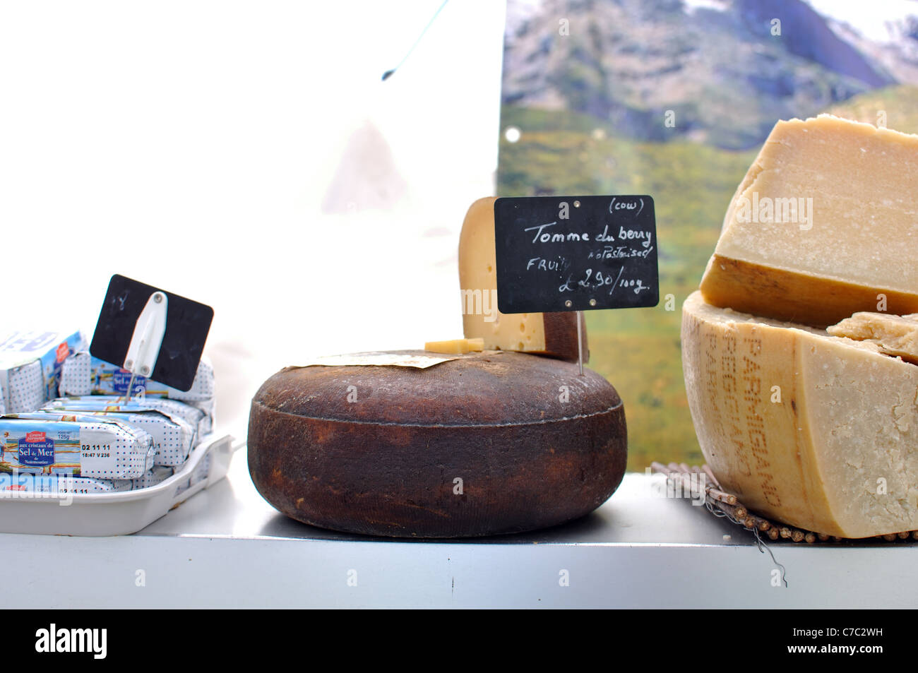 Tomme du Berry Käse zum Verkauf an die Leamington Spa Food and Drink Festival Stockfoto