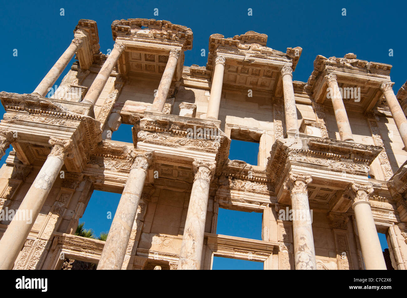Ruinen der Fassade der Bibliothek Celsus Bibliotheque in der antiken Stadt Ephesus in der Türkei Stockfoto