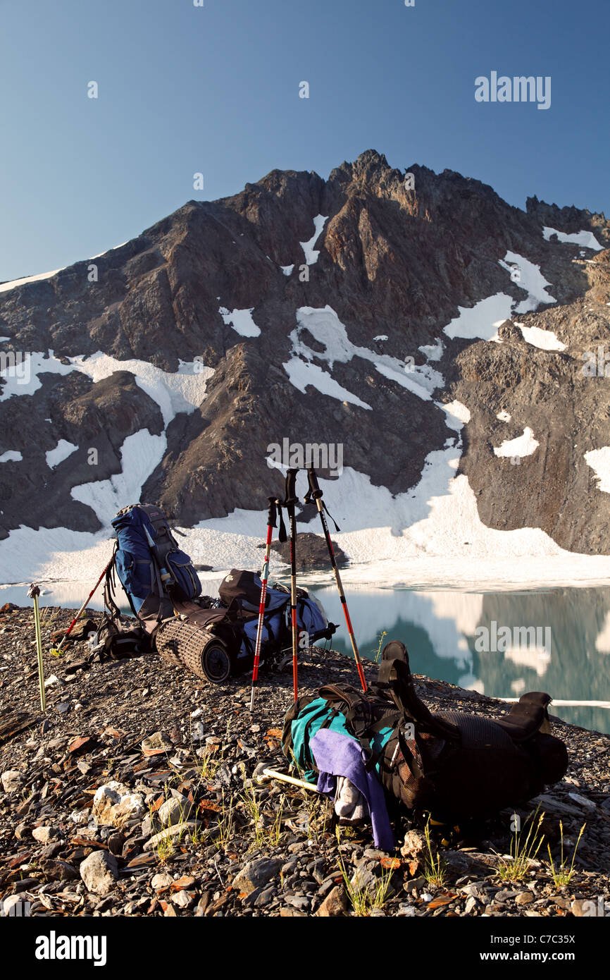 Rucksäcke im Oberbecken Fähre unter Pulitzer Peak, Bailey Bereich durchqueren, Olympic Mountains, Washington Stockfoto