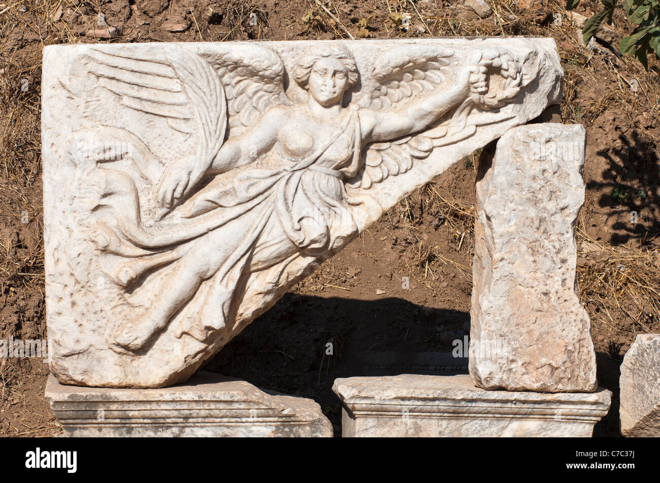 Marmor schnitzen eines Engels in den Ruinen von Ephesus eine der größten griechisch-römischen archäologischen Sehenswürdigkeiten der Welt. Die Türkei. Stockfoto