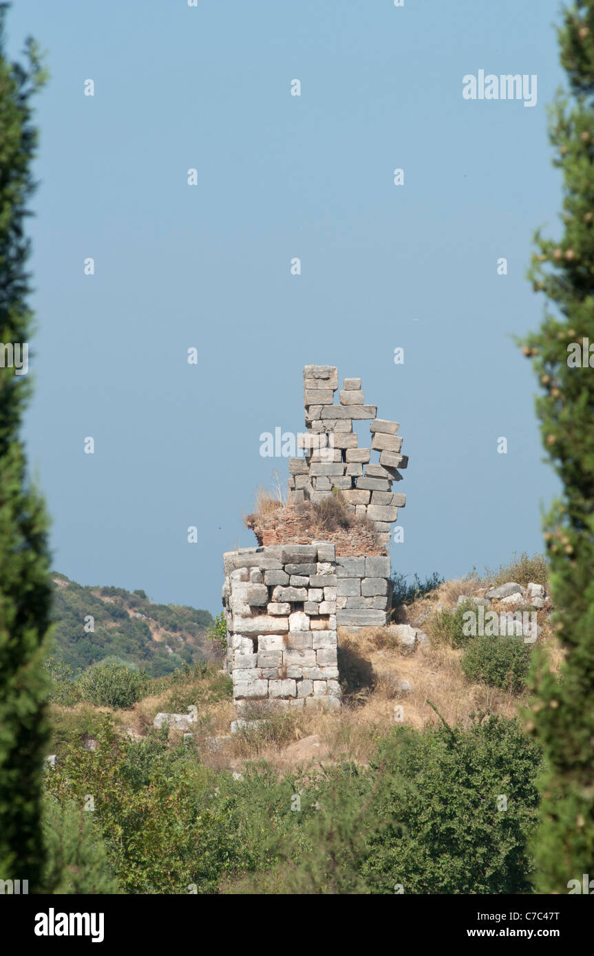 Alte bleibt prekär an der historischen Stadt Ephesus, Türkei thront. Stockfoto