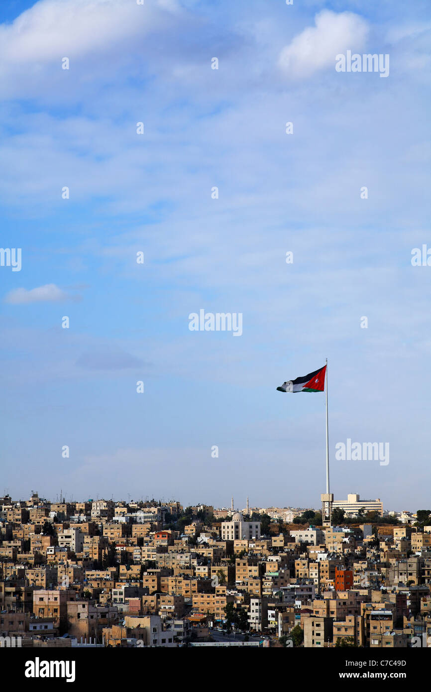 Großen jordanischen Flagge über der Stadt von Amman, Jordanien Stockfoto