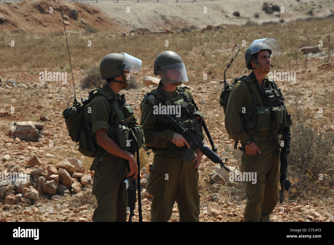 Eine unterdrückte Demonstration von den israelischen Streitkräften in den palästinensischen Dorf von Nabi Salih., sind ängstlichen israelische Soldaten Stockfoto