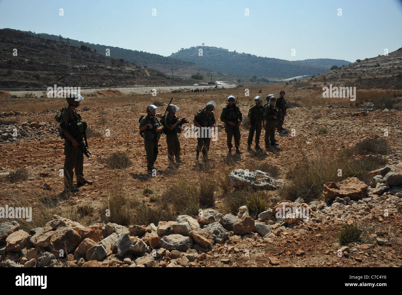 Eine unterdrückte Demonstration von den israelischen Streitkräften in den palästinensischen Dorf von Nabi Salih., sind ängstlichen israelische Soldaten Stockfoto