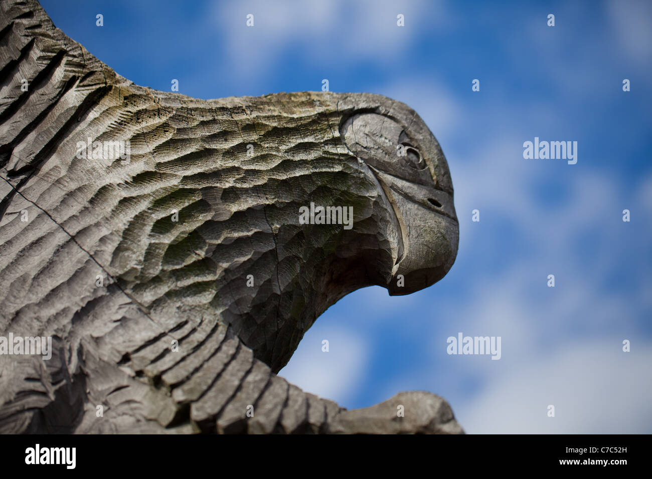 Geschnitzte hölzerne Hawk vor blauem Himmel Stockfoto