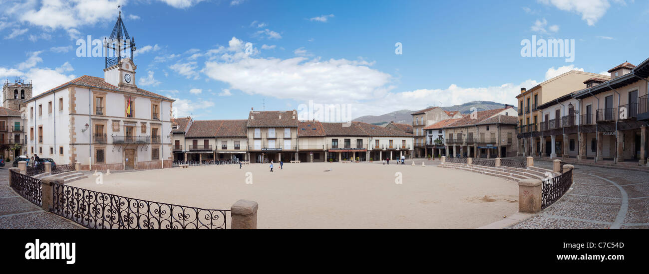 Großes Panorama der Stadt Riaza. Segovia, Spanien Stockfoto