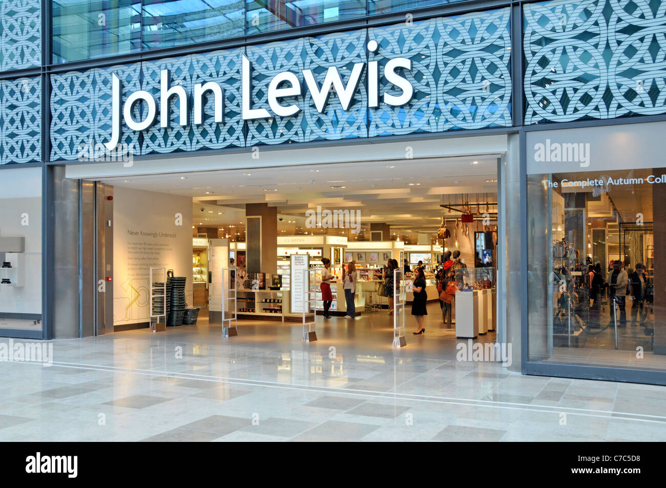 John Lewis Department Store Eingang & Innenraum gesehen von Shopping Mall in Stratford City Einkaufszentrum Westfield Newham East London England Großbritannien Stockfoto