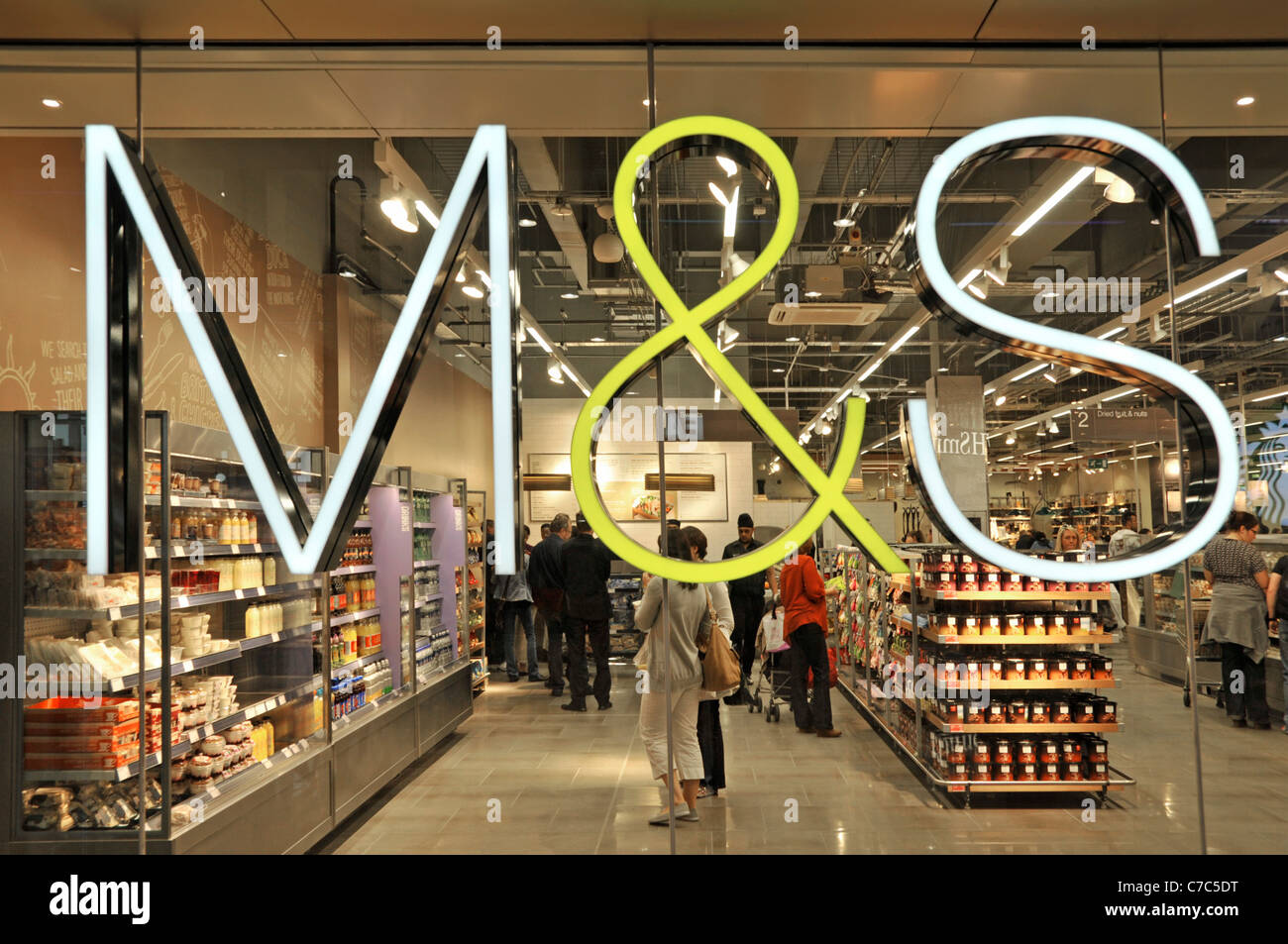 Foodhall Beyond M&S beleuchtetes Ladenschild am Schaufenster des Einkaufszentrums Westfield Stratford City Newham East London England Großbritannien Stockfoto