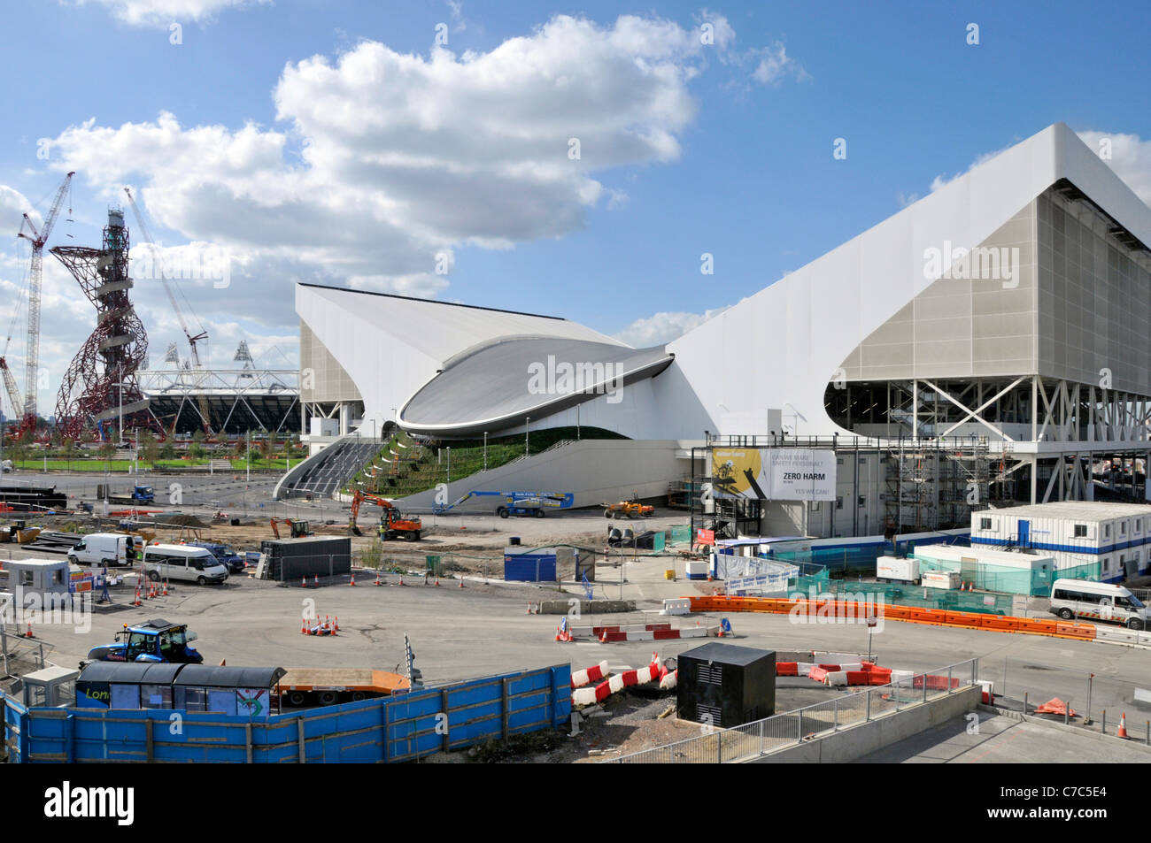 2012 Olympia ArcelorMittal Orbit Tower in London Olympiapark mit Aquatics Centre & Teil des Hauptstadions Stratford Newham East London England UK Stockfoto